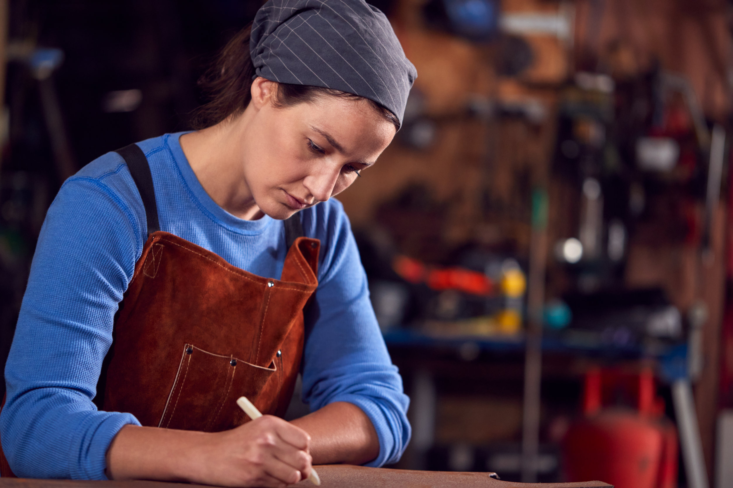Berufsunfähigkeitsversicherung_Selbstständige-Handwerkerin_macht_Skizze