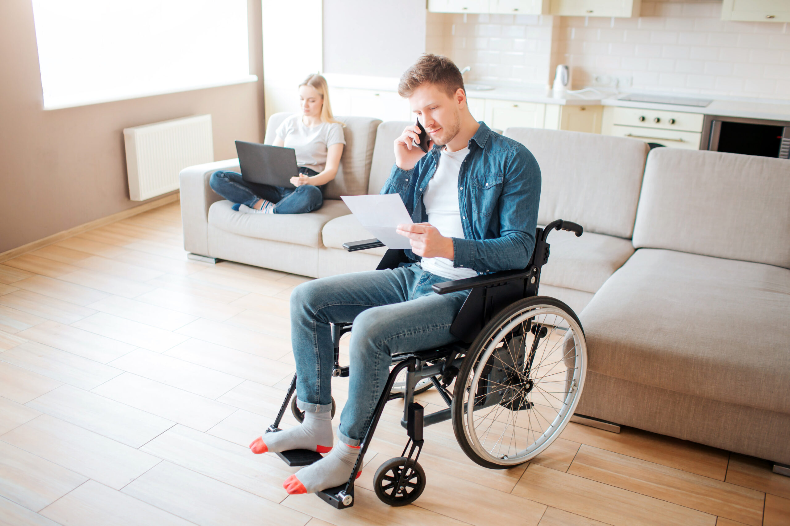 Abstrakte_Verweisung_Rollstuhlfahrer_am_Telefon